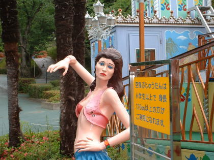 遊園地の遊具の身長制限を測るアラビアン美女の人形型計測器（近景）